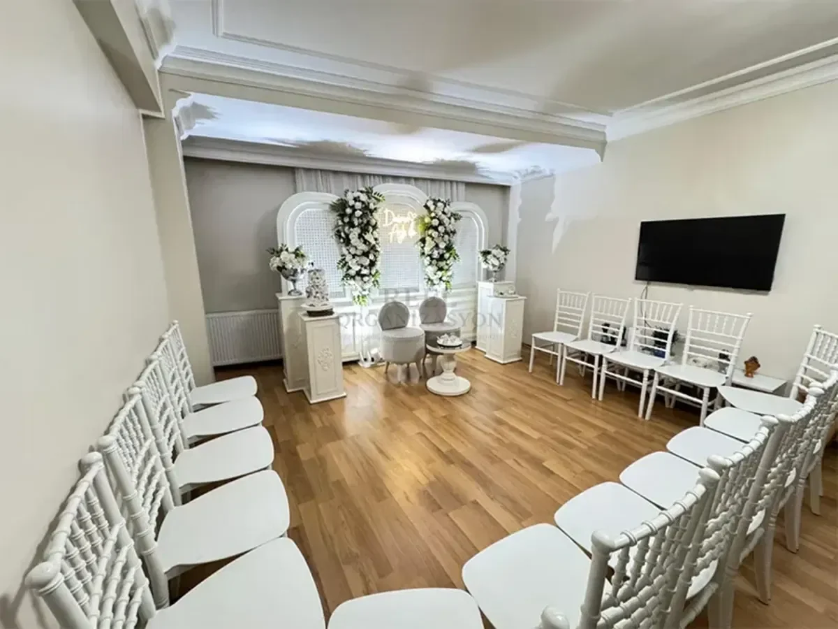 Evde Nişan Organizasyonu Sandalye Düzeni - Nişan Masası Kiralama
