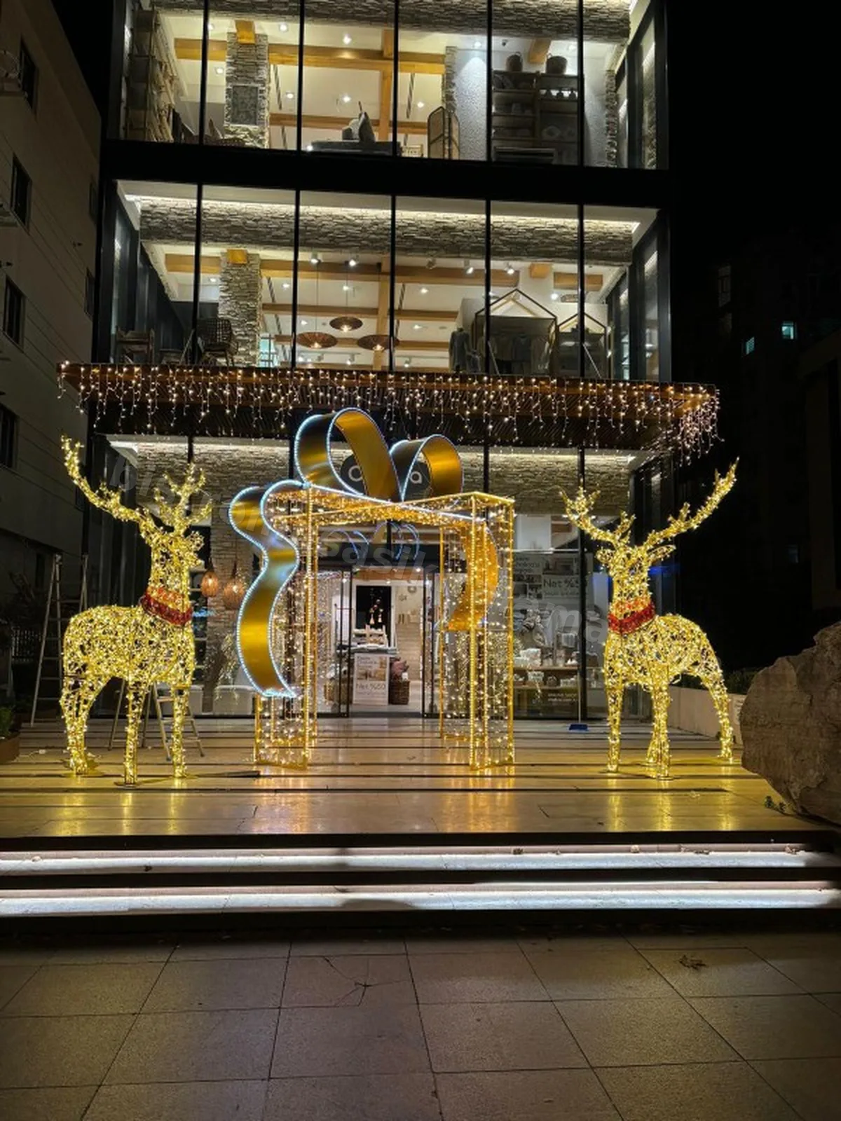 Restoran Vitrin Yilbasi Süsleme Organizasyonu - Yılbaşı Gecesi Organizasyonu